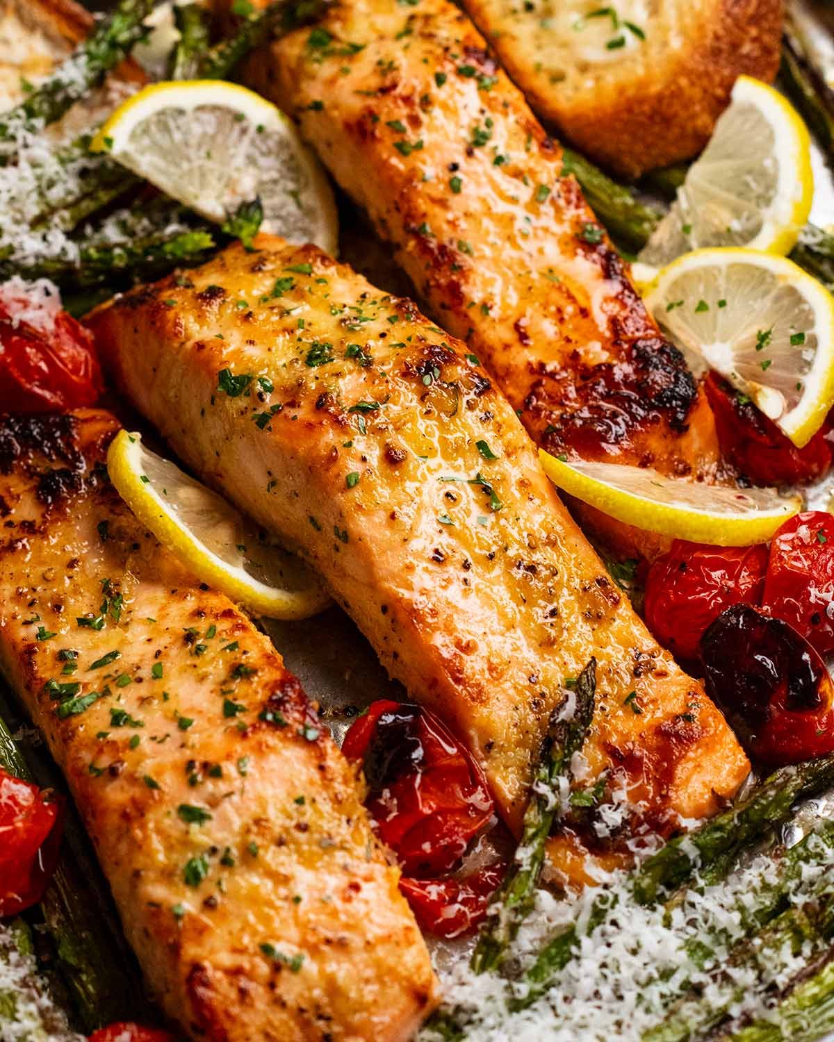 Lemon garlic salmon tray bake (easy & healthy)