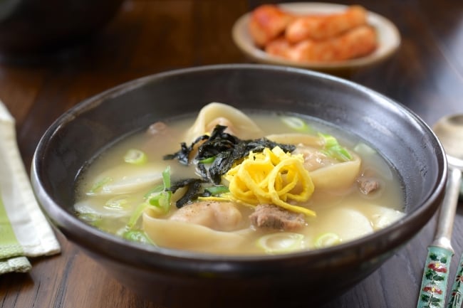 Tteok Mandu Guk (Rice Cake Soup with Dumplings)