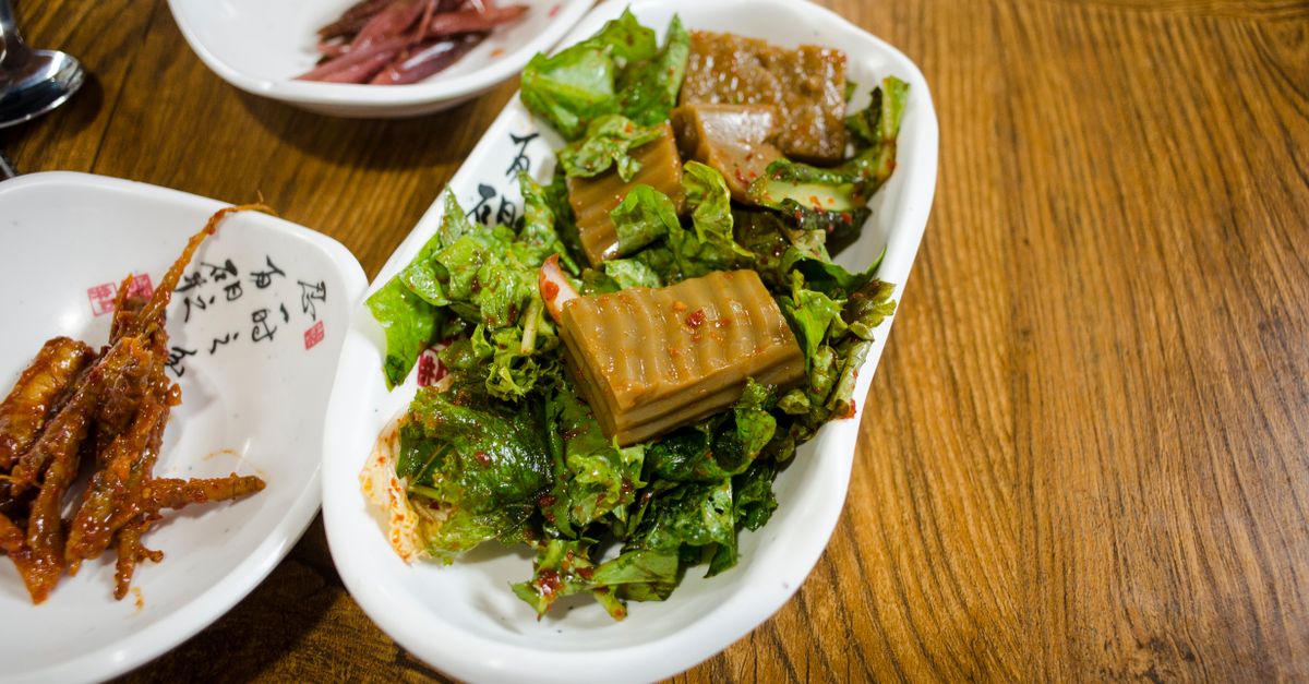 Spicy Asian Crispy Tofu Lettuce Wraps with Ginger-Soy Sauce