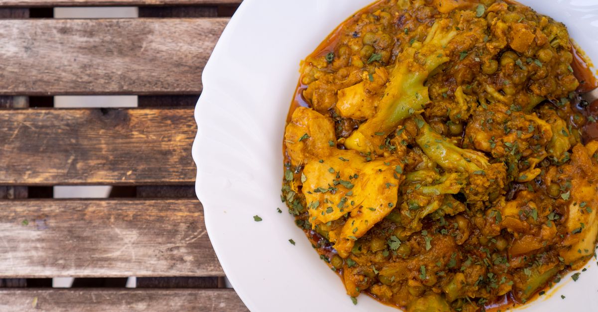 Indian Paneer & Pea Curry with Tomato-Ginger Sauce & Naan
