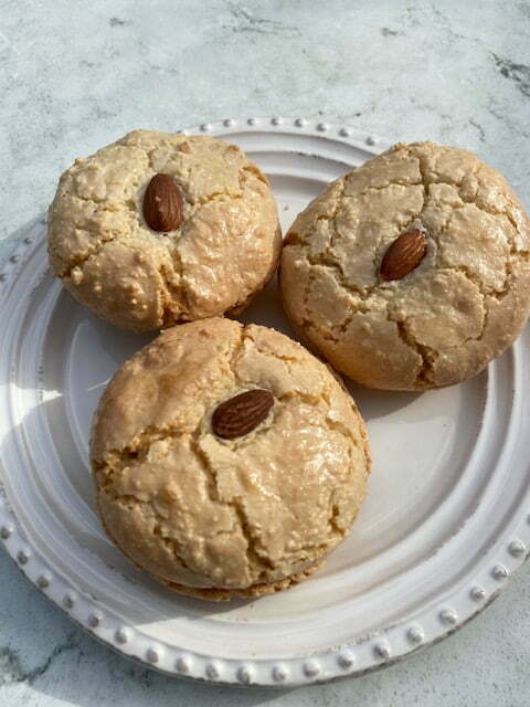 Bitter almond cookies (Acıbadem kurabiyesi)
