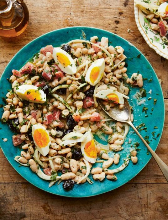 Antalya-style bean salad with tahini sauce (Tahinli piyaz)