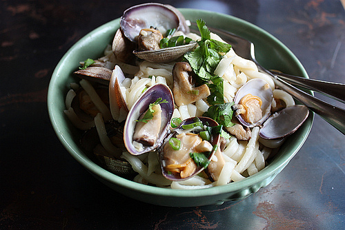 Udon with clams and mushrooms