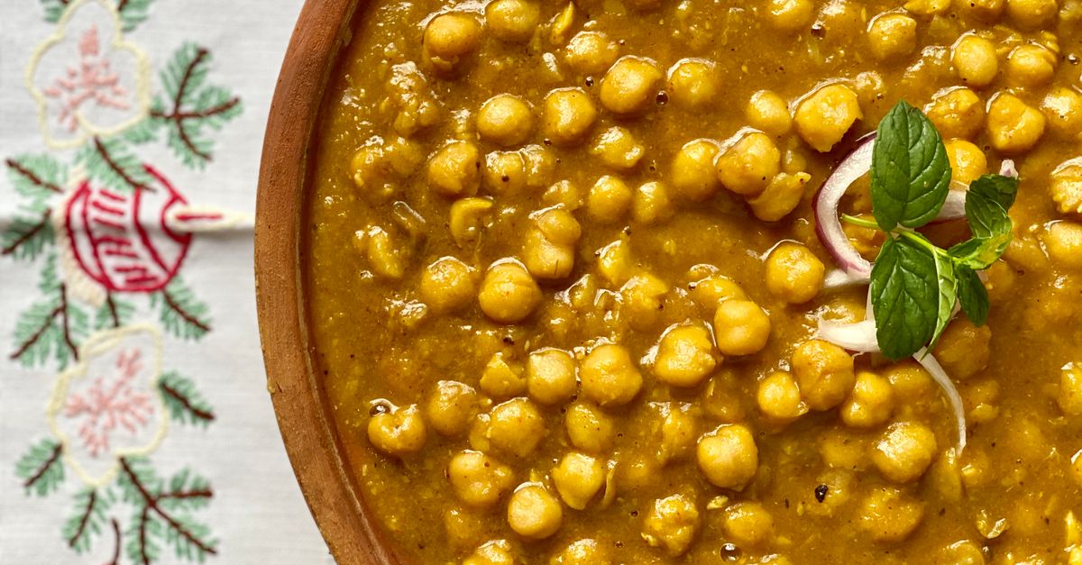 Chana Saag: Spiced Chickpea and Spinach Curry with Tomato and Ginger