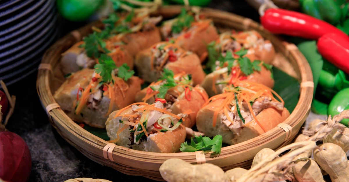 Vietnamese Banh Mi Salad Bowl with Crispy Tofu