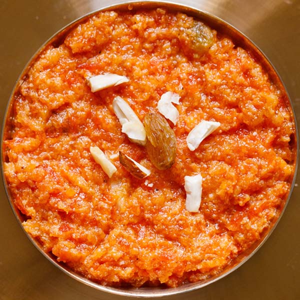 Gajar Ka Halwa (Traditional Carrot Halwa Recipe)