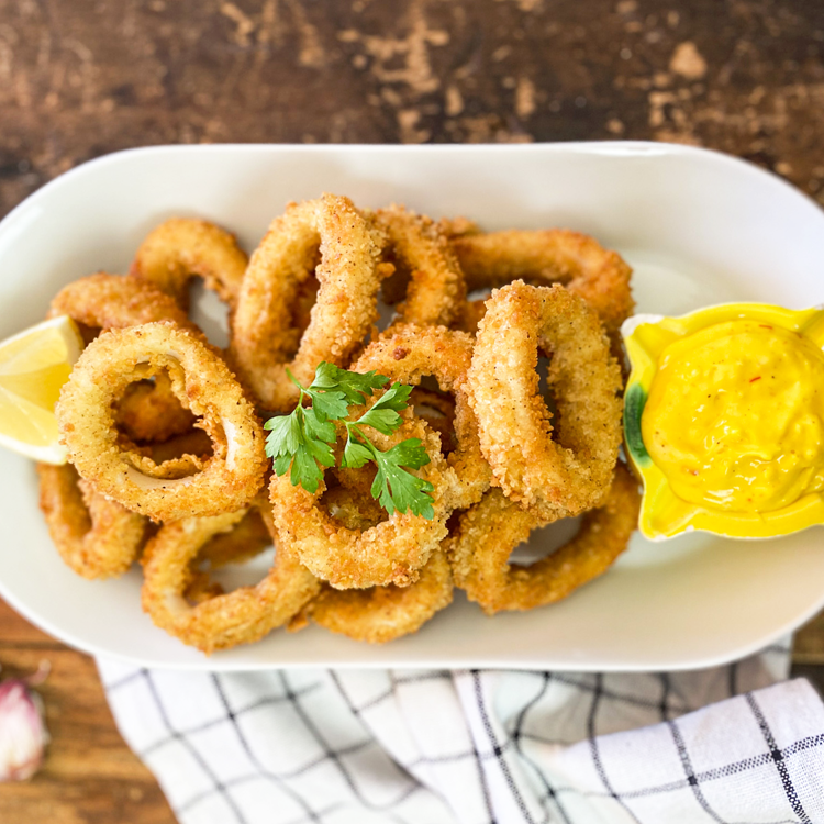 Restaurant-Style Fried Calamari (Calamares Fritos)