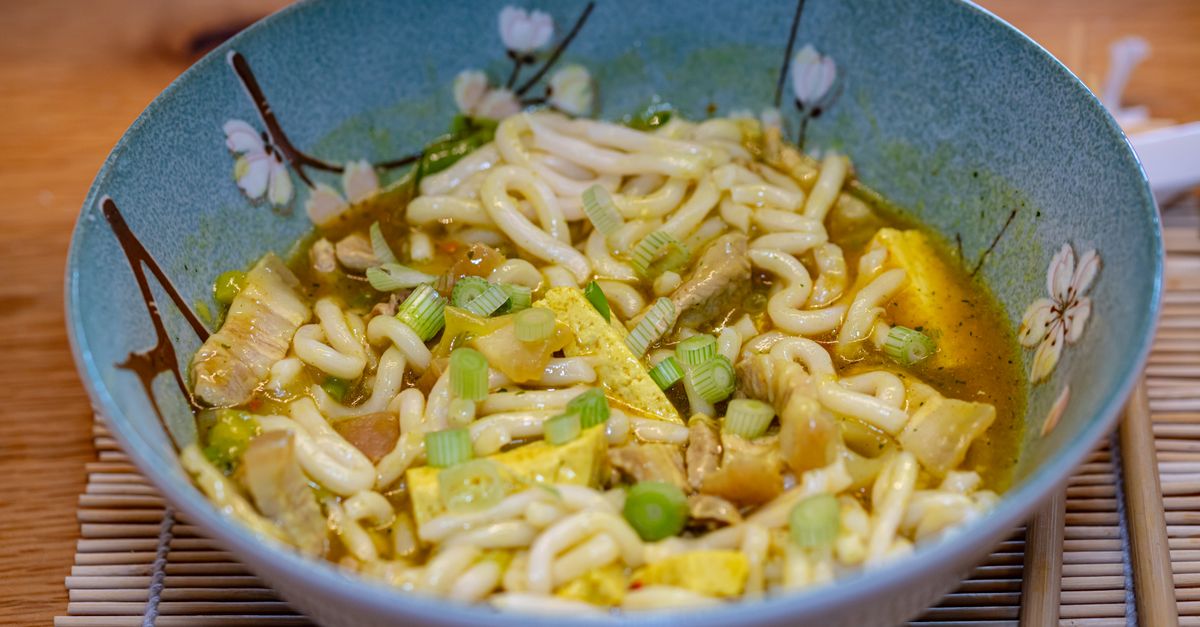 Citrussy tofu udon shake-up salad