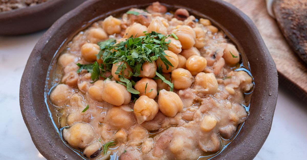 Spanish Braised Chickpeas with Spinach, Tomato and Garlic (Garbanzos Guisados)