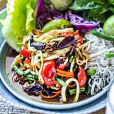 Lao green papaya salad (Tam Mak Hoong)