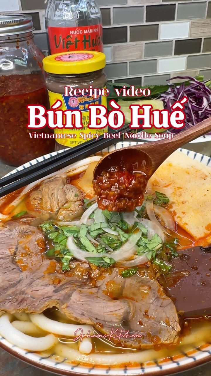 Bún Bò Huế (Vietnamese spicy beef noodle soup broth)