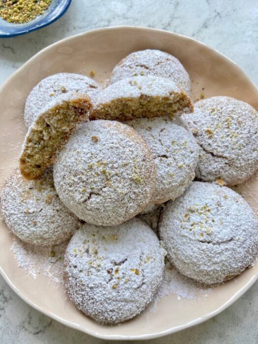 Turkish pistachio shortbread cookies (Fistikli Un Kurabiyesi)