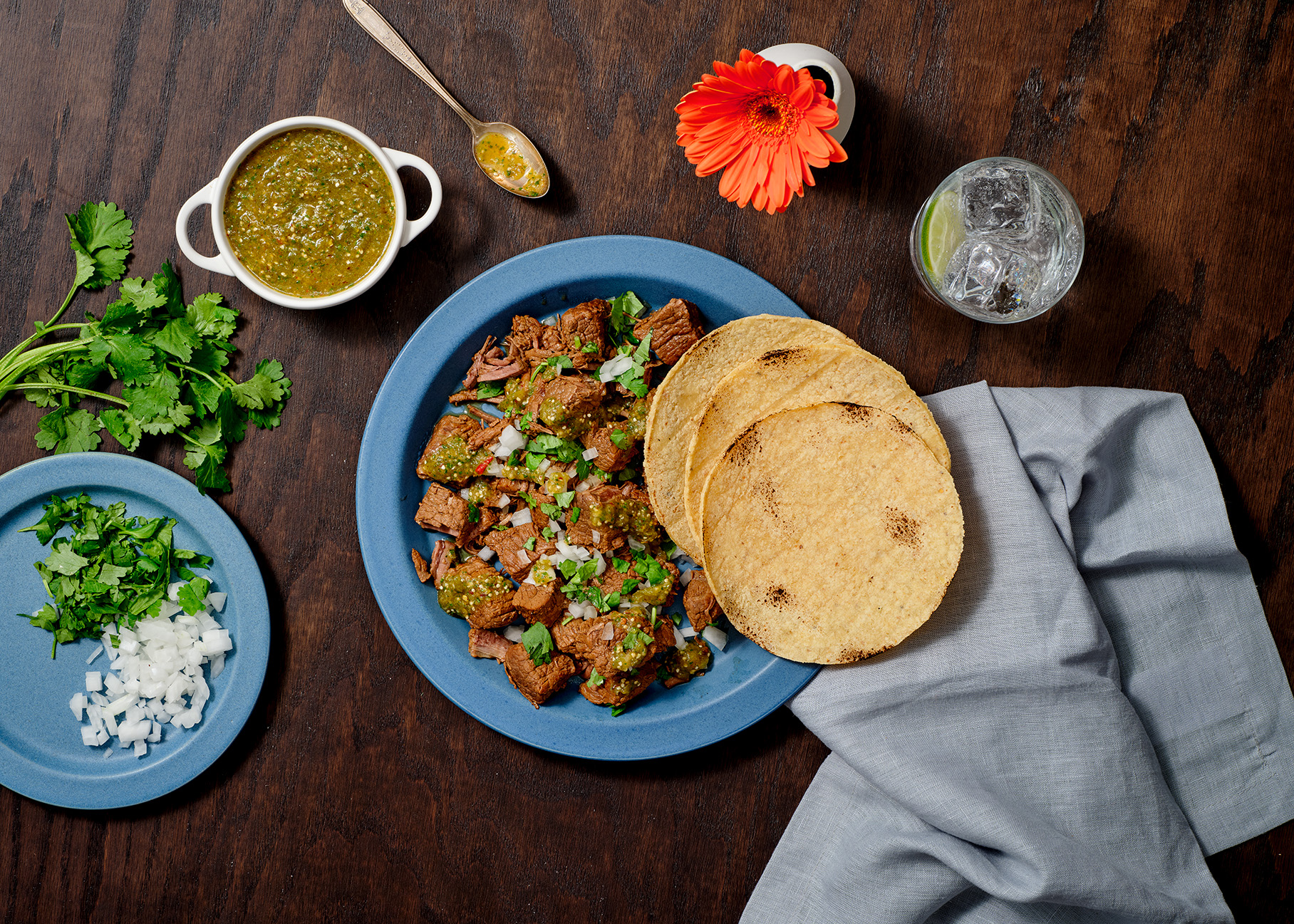 Tacos de suadero con salsa verde con chiles mixtos