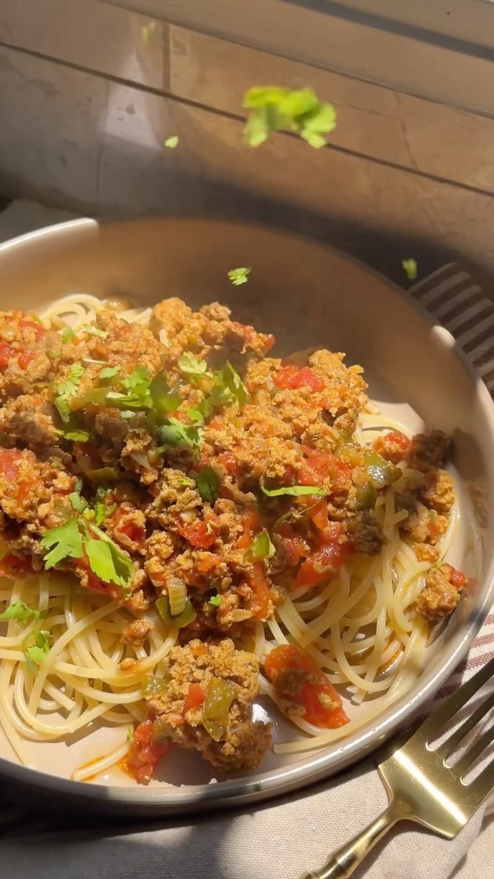 Suugo Suqaar (Somali pasta) with Xawaash